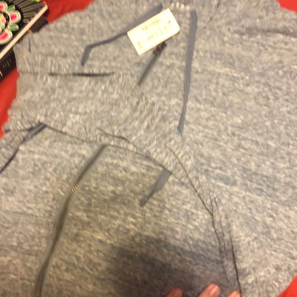 Aeroposta lightweight sweatshirt runs small - Picture 3 of 3